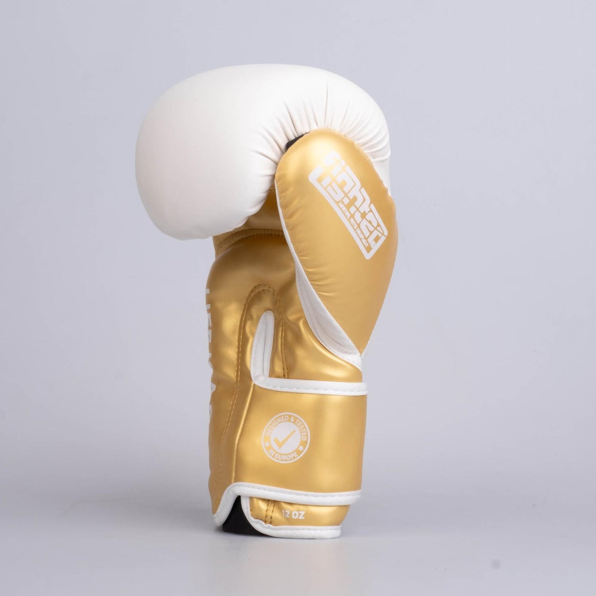 Guantes de boxeo de PU para entrenamiento de combate en color blanco y dorado - FBG-TRP-002