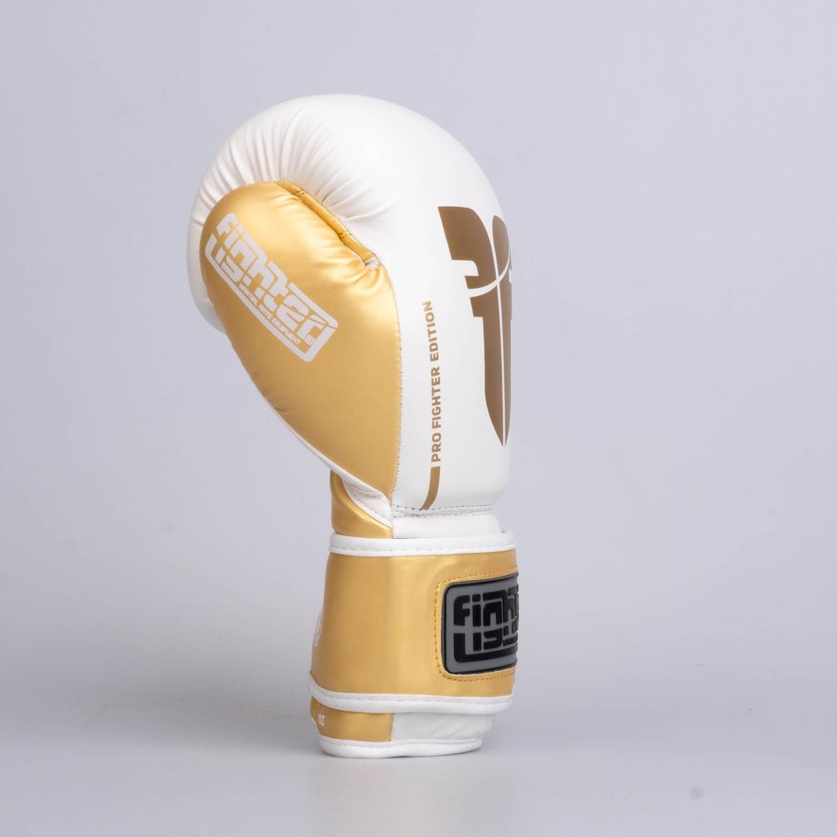 Guantes de boxeo de PU para entrenamiento de combate en color blanco y dorado - FBG-TRP-002