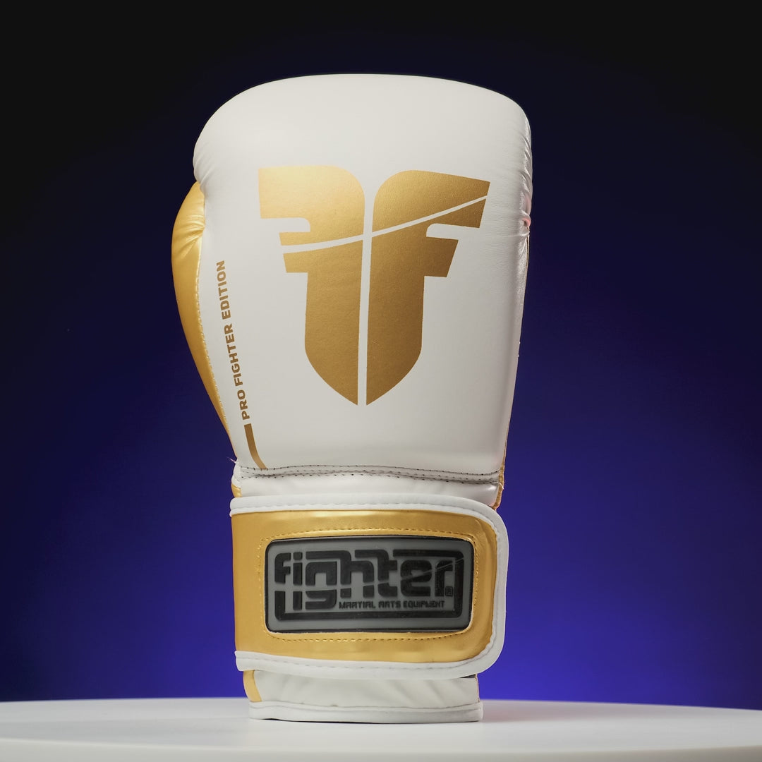 Guantes de boxeo de PU para entrenamiento de combate en color blanco y dorado - FBG-TRP-002