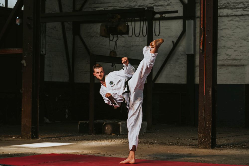 Uniforme de instructor de taekwon-do TOP TEN ITF - Dobok dorado premium - Blanco/negro, 16782-1 (4.º - 6.º Dan)